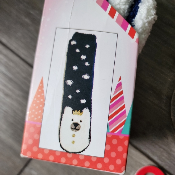 Holiday hair accessories and fuzzy socks  gift bundle - Picture 9 of 16